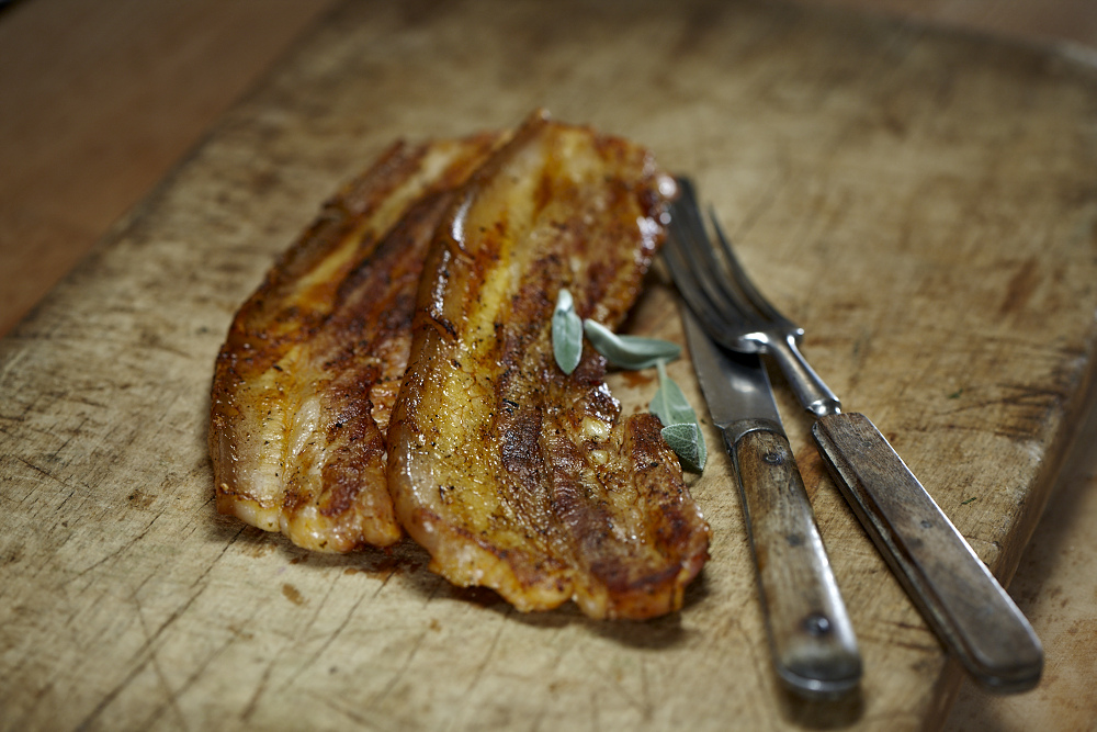 gegrillter Schweinebauch in Scheiben