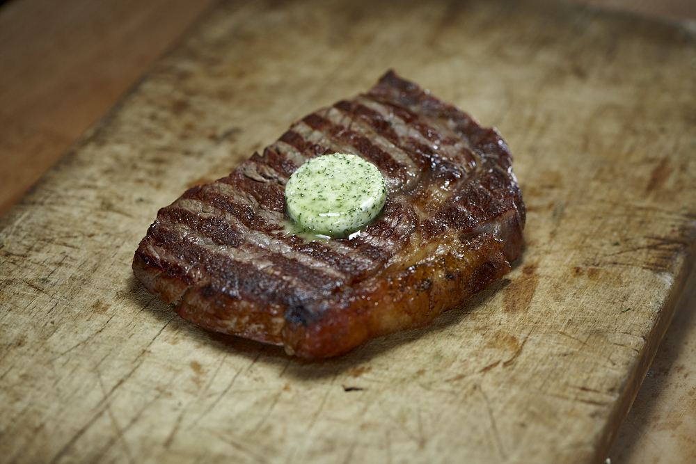 gebratenes Rumpsteak mit Kräuterbutter